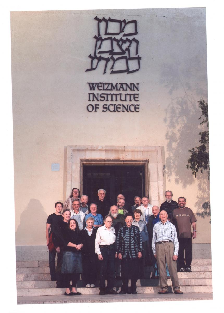 פרופ' ויקטור זלגלר (שורה ראשונה, שני מימין) ומשתתפים נוספים בכינוס המתמטי לציון יום הולדתו ה-90, בכניסה לבניין זיסקינד